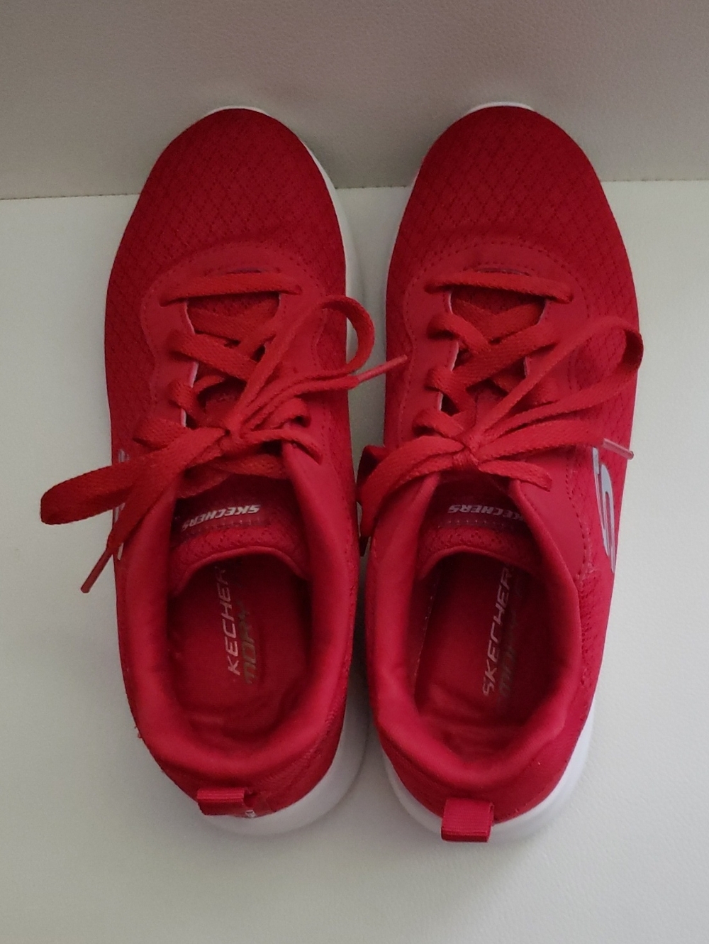 Skechers Women's Red Knit Lace-Up Sneakers with White Soles - Size 7.5 - Picture 2 of 6